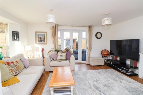 3 bedroom end of terrace house for sale, Kukri Gardens, Fleet GU52