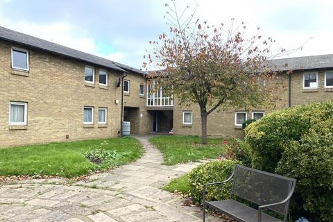 1 bedroom flat to rent, Russell Court, Cambridge,