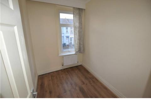 4 bedroom flat to rent, Manor Road, London SE25