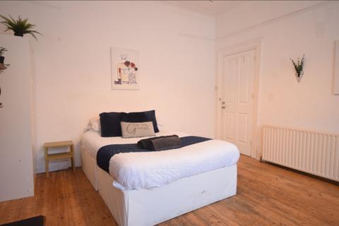 4 bedroom house to rent, Fernlea Road, London SW12