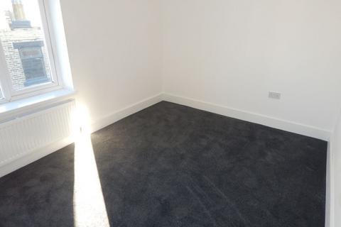 2 bedroom terraced house to rent, Park Street, Heckmondwike