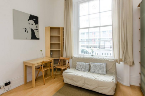 Studio to rent, Claverton Street, London, SW1V