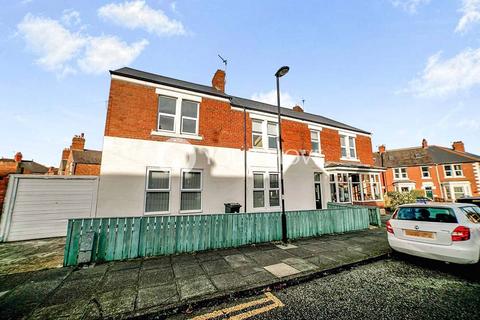 4 bedroom end of terrace house to rent, St. Ronans Road, Tyne and Wear NE25