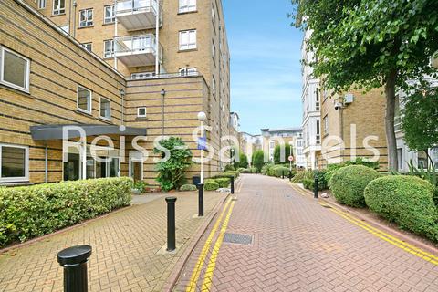 3 bedroom apartment to rent, St. Davids Square, London E14