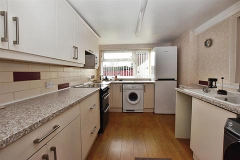 3 bedroom end of terrace house for sale, First Lane, Hessle