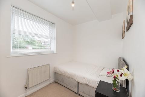 1 bedroom in a flat share to rent, Maltby Street, London SE1