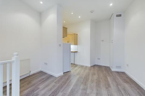 2 bedroom flat to rent, B, Caxton Road, London