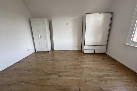 1 bedroom flat to rent, Ambleside Avenue, London SW16