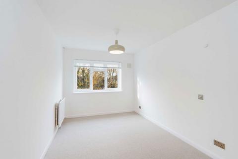 2 bedroom flat to rent, Burlington Road, London W4