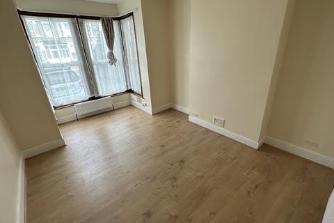 2 bedroom flat to rent, Courtland Avenue, Ilford IG1