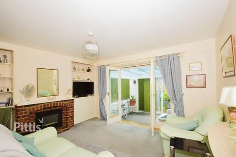 1 bedroom detached bungalow to rent, Sunset Close Freshwater PO40