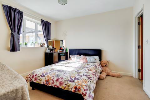 1 bedroom flat to rent, Worton Way  TW3