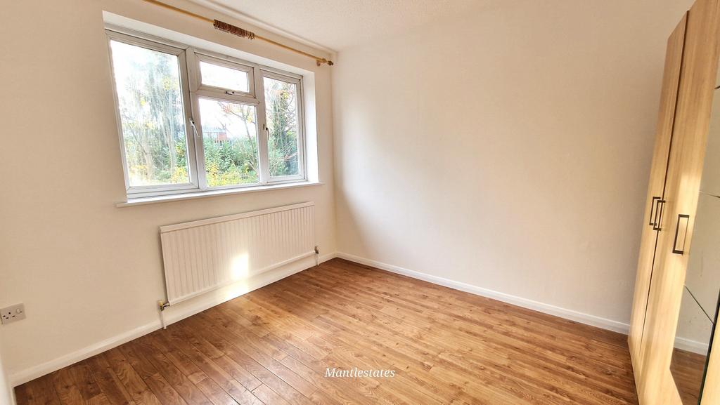 Rear bedroom )2