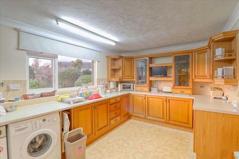 2 bedroom bungalow for sale, Kirby Cross CO13