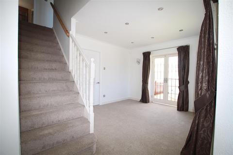 4 bedroom detached house to rent, Heatherside, Baildon, Shipley