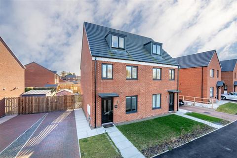 3 bedroom townhouse for sale, Falcon Way, Kenton Bankfoot, NE13