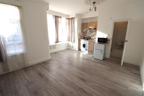 Studio to rent, Hillcrest Road, London