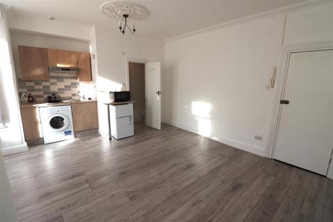 Studio to rent, Hillcrest Road, London