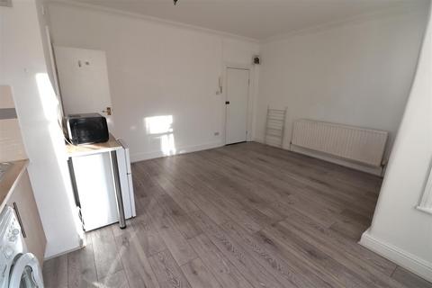 Studio to rent, Hillcrest Road, London