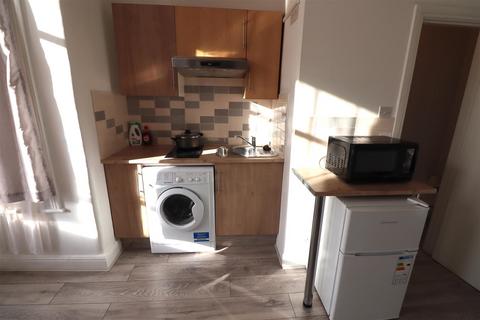 Studio to rent, Hillcrest Road, London