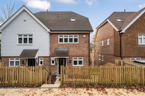 3 bedroom property for sale, Bradenhurst Close, Caterham CR3