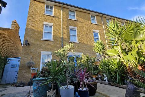 4 bedroom townhouse for sale, Golf Road, Deal CT14