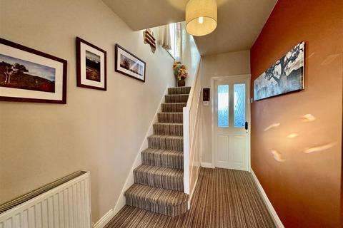 3 bedroom semi-detached house for sale, Fernside Avenue, Almondbury, Huddersfield, HD5 8PH