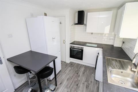 2 bedroom flat for sale, Leighville Grove, Leigh-On-Sea