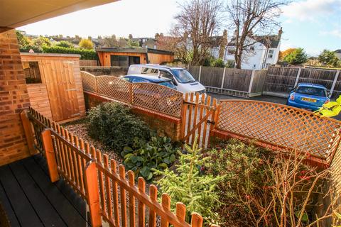 2 bedroom flat for sale, Leighville Grove, Leigh-On-Sea