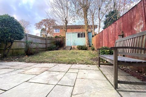 4 bedroom semi-detached house to rent, The Spinney, Beaconsfield, HP9