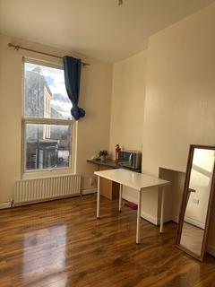 4 bedroom flat to rent, London W3