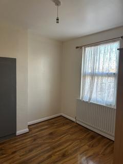 4 bedroom flat to rent, London W3