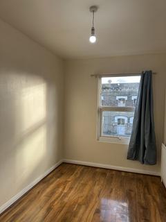 4 bedroom flat to rent, London W3