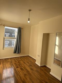 4 bedroom flat to rent, London W3