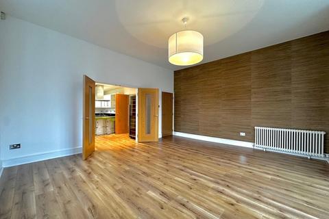 2 bedroom flat to rent, Dudley Road, Manchester M16