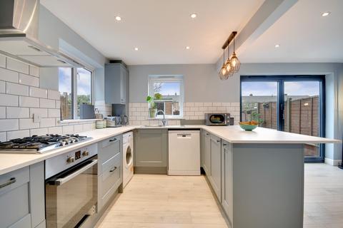 77 Robin Way, Chelmsford, CM2 8AT