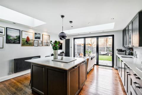 31 Wellesley Road, London, E11 2HG