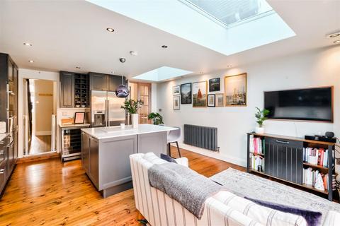 31 Wellesley Road, London, E11 2HG