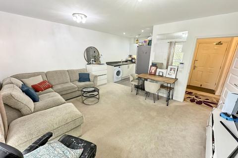 1 bedroom flat for sale, Hunting Place, Hounslow TW5