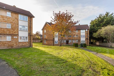 3 bedroom apartment to rent, Purleigh Avenue, Woodford Green, IG8