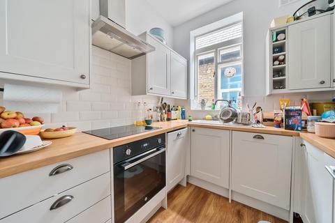 3 bedroom flat for sale, Bargery Road, London, SE6 2LN