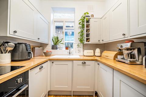 18b Bargery Road, London, SE6 2LN