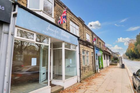 1 bedroom flat for sale, Retail Shop & Apartment. Earby