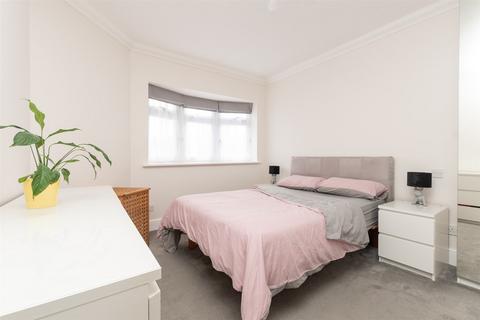 52 Orchard Drive, Meopham, Gravesend, DA13 0LW