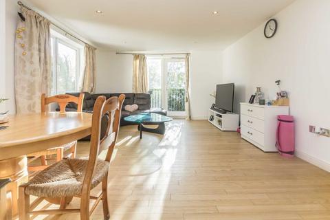 2 bedroom flat to rent, Lamberts Road, Surbiton KT5