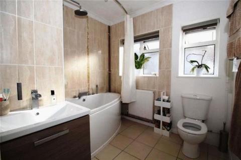 2 bedroom flat to rent, South Street, Worthing, BN14 7NE.