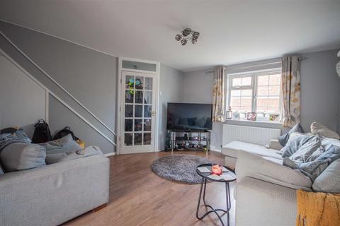 3 bedroom end of terrace house for sale, Begonia Close, Chelmsford