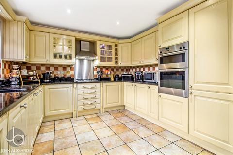 5 bedroom detached house for sale, The Orchard, Heybridge