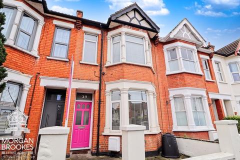 3 bedroom terraced house to rent, Rochford Avenue, Westcliff-On-Sea