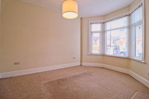 3 bedroom terraced house to rent, Rochford Avenue, Westcliff-On-Sea